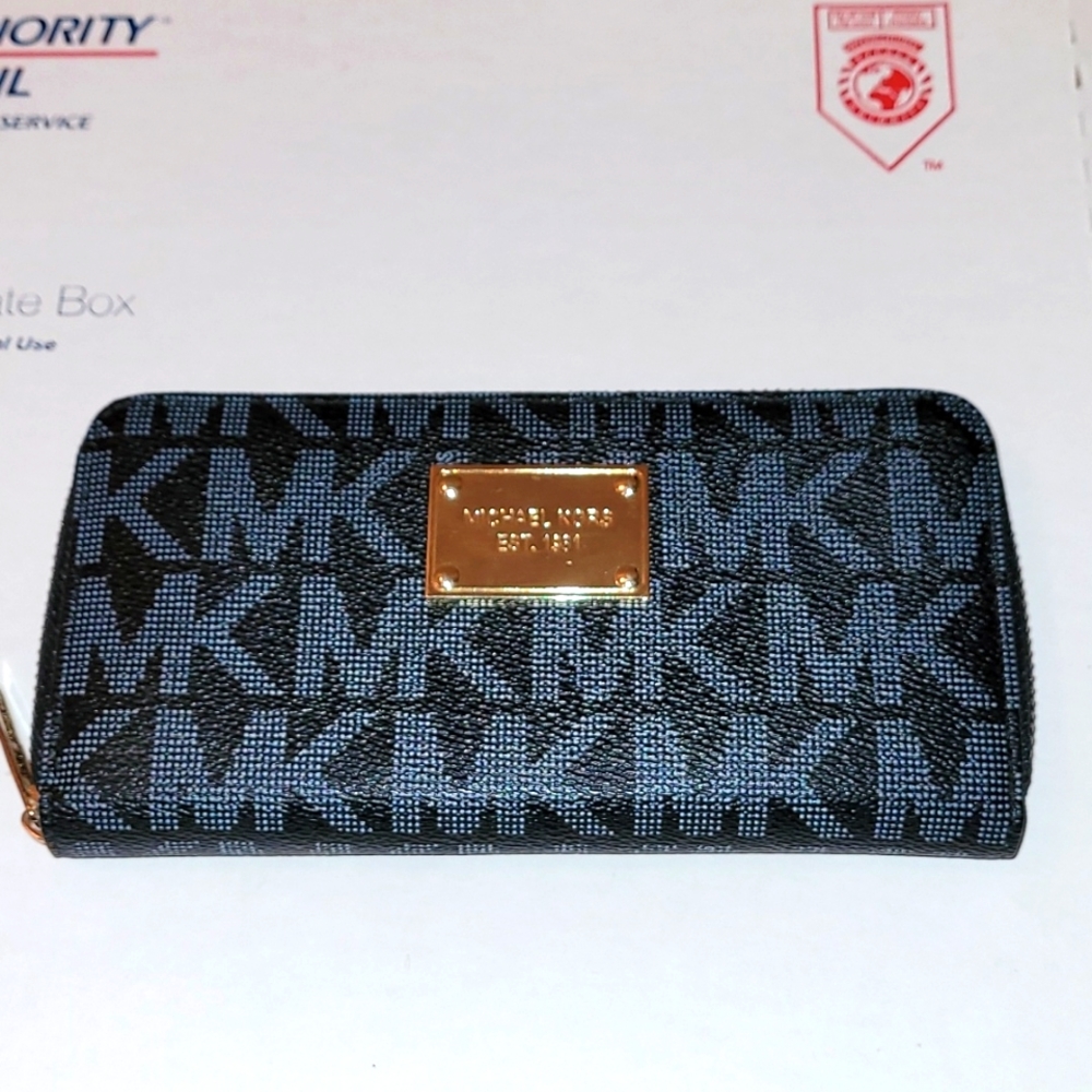 Michael Kors purse wallet gray like new